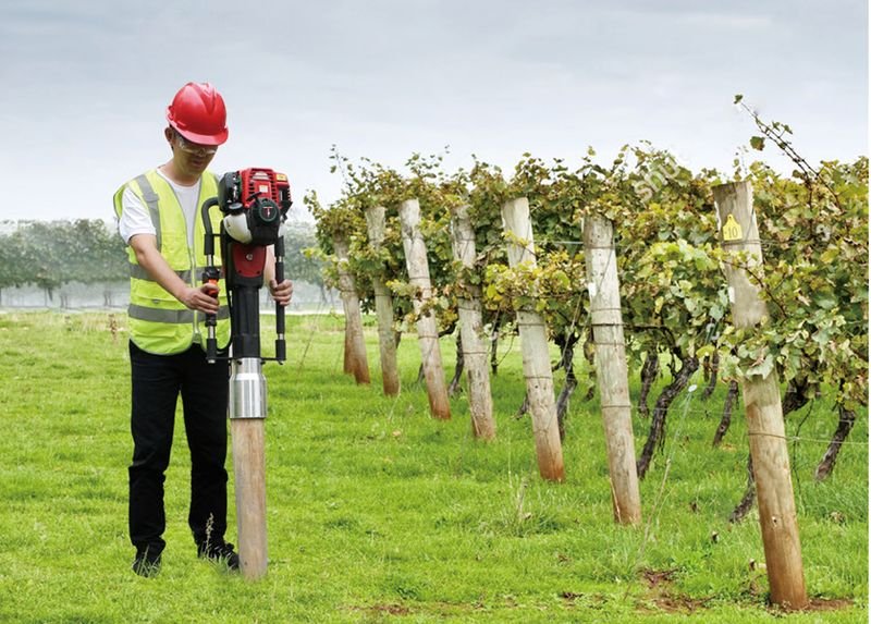 Vignes et vergers – enfonce-pieux thermique en action