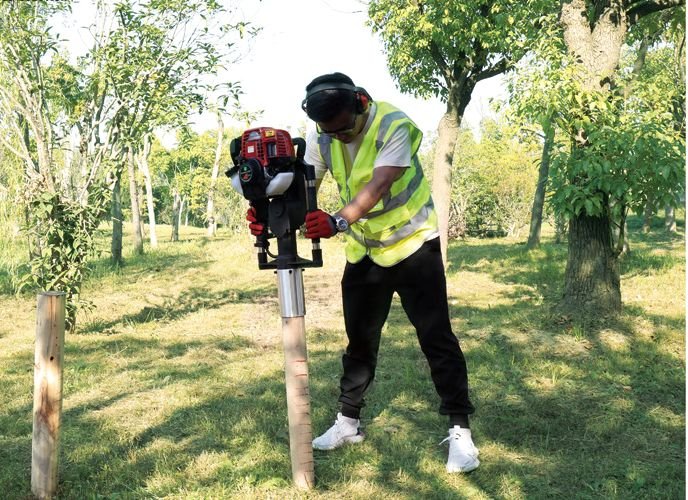 Forêt – enfonce-pieux thermique en action